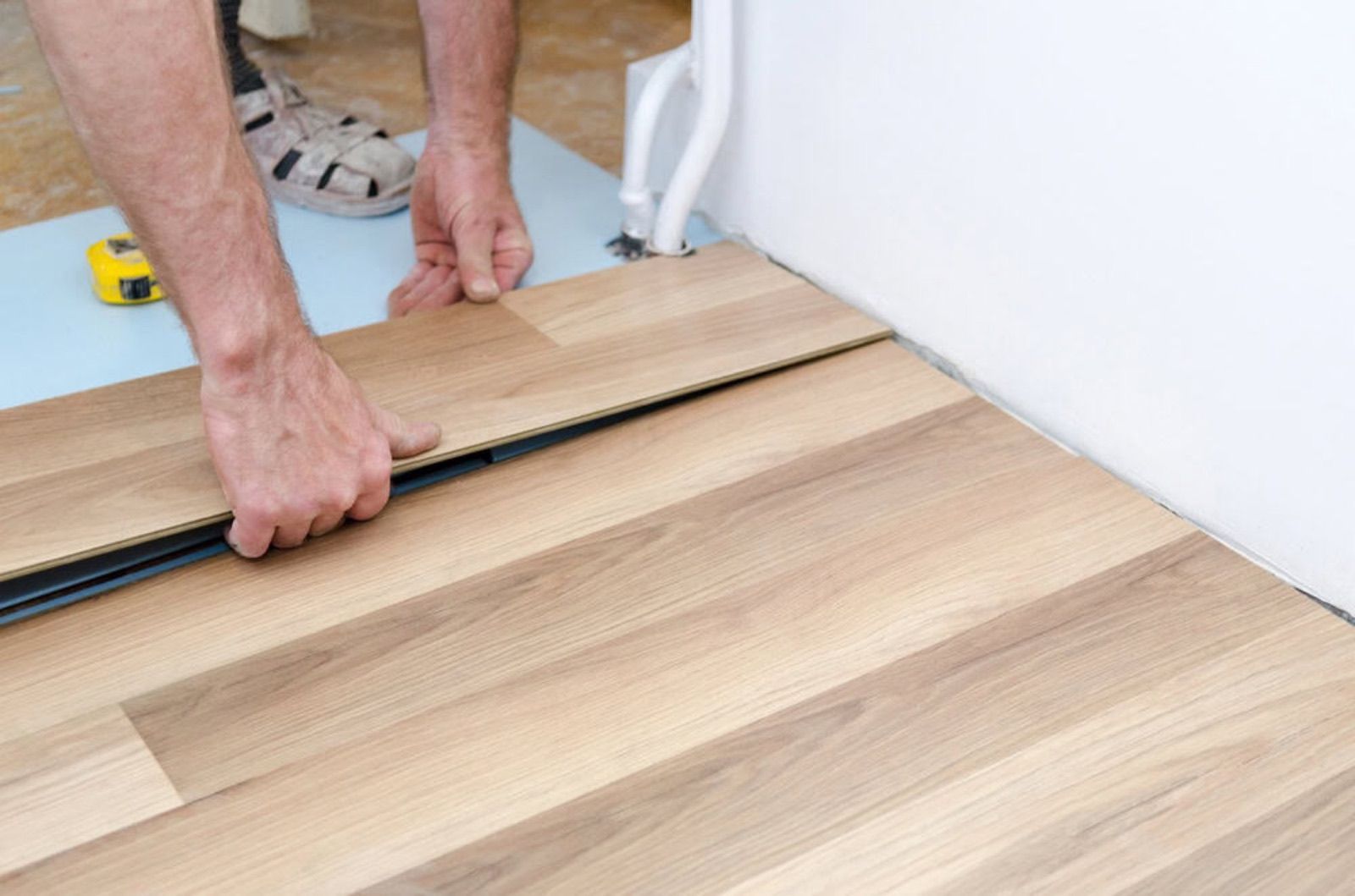 Laying laminate floor planks